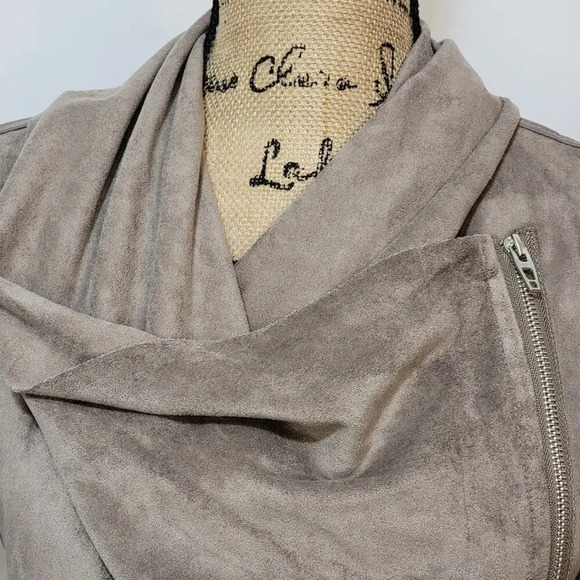 BLANK NYC Women's Drape Front Faux Suede Motorcycle Jacket Size XS Taupe - Picture 14 of 16